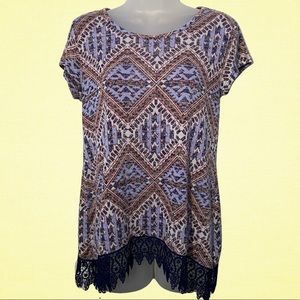 Just be-Women’s Navy Lace Crocheted Bottom Hem, Short Sleeve Top. Sm.